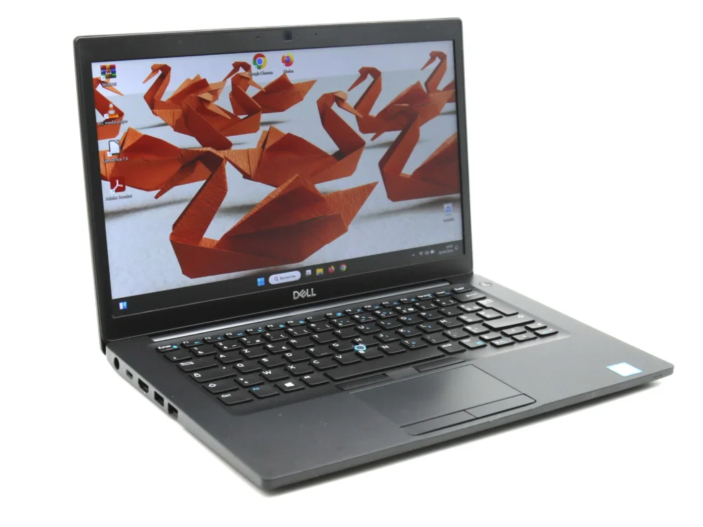 Ordinateur portable Dell Latitude 7490 reconditionné, affichant un design élégant et professionnel avec un écran de 14 pouces, un clavier rétroéclairé et un châssis robuste en aluminium noir. Parfait pour une utilisation en entreprise ou personnelle, offrant des performances fiables et une connectivité polyvalente.